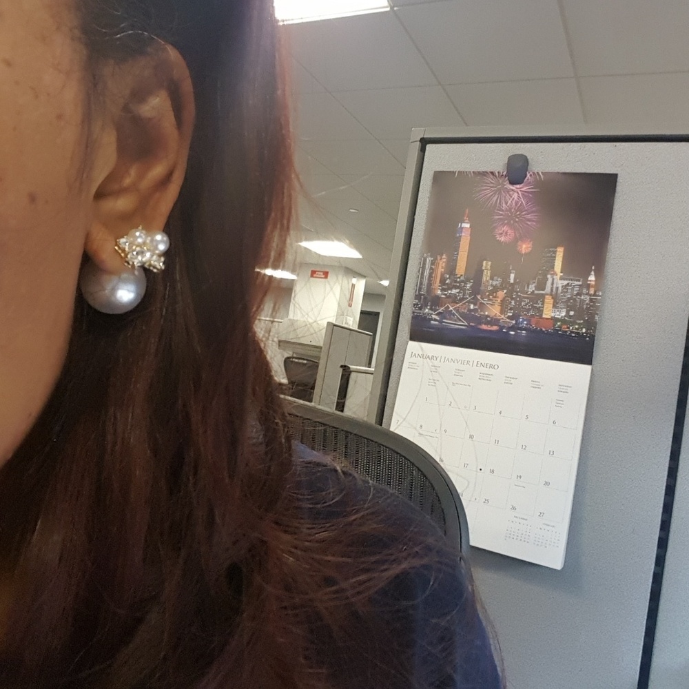 Beautiful faux pearl & rhinestone stud earrings - Picture 6 of 8